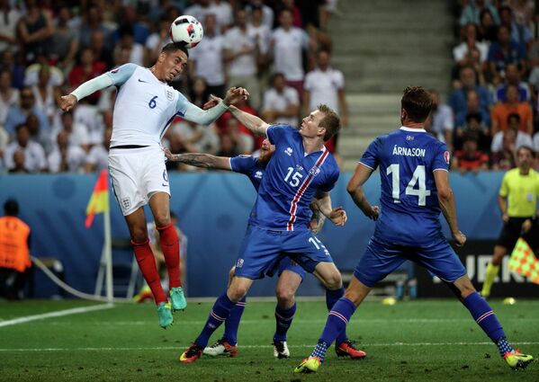 Игровой момент матча Англия - Исландия