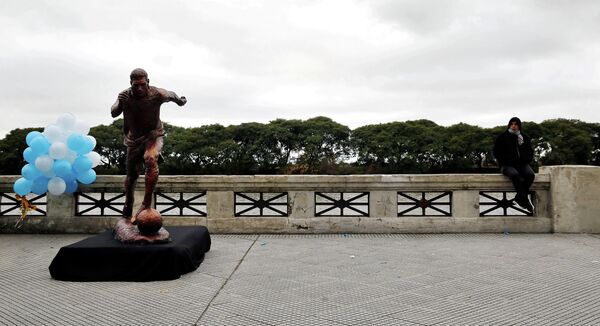 Статуя аргентинского нападающего футбольного клуба Барселона Лионеля Месси в Буэнос-Айресе