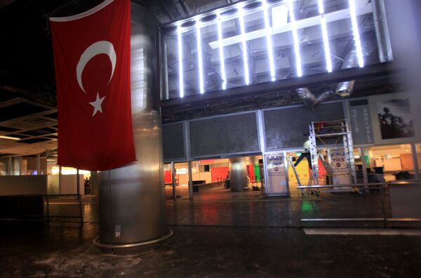 У входа в аэропорт Ататюрка в Стамбуле, где произошел теракт