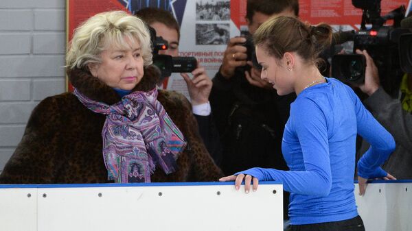Российская фигуристка Аделина Сотникова (в центре) и тренер Татьяна Тарасова (слева) на тренировке
