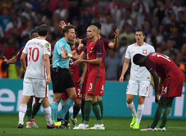 Игровой момент матча 1/4 финала чемпионата Европы по футболу - 2016 Польша - Португалия