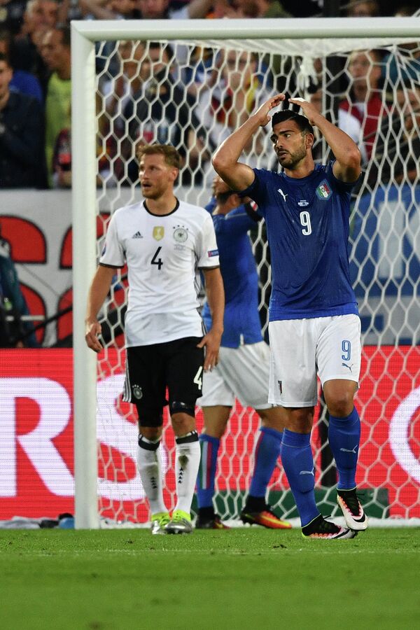 Защитник сборной Германии Бенедикт Хёведес (слева) и форвард сборной Италии Грациано Пелле