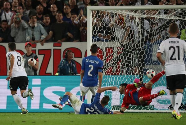 Игровой момент матча 1/4 финала чемпионата Европы по футболу - 2016 Германия - Италия