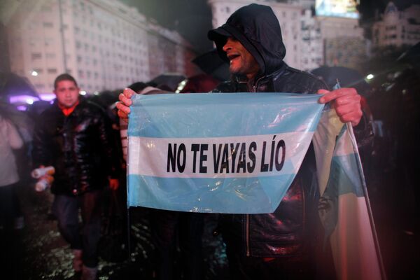 Митинг болельщиков сборной Аргентины с призывом к Лионелю Месси вернуться в команду