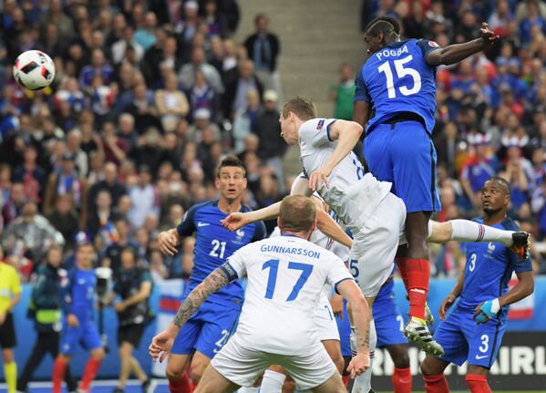 Игровой момент матча 1/4 финала чемпионата Европы по футболу - 2016 Франция - Исландия