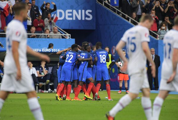 Футболисты сборной Франции радуются забитому голу