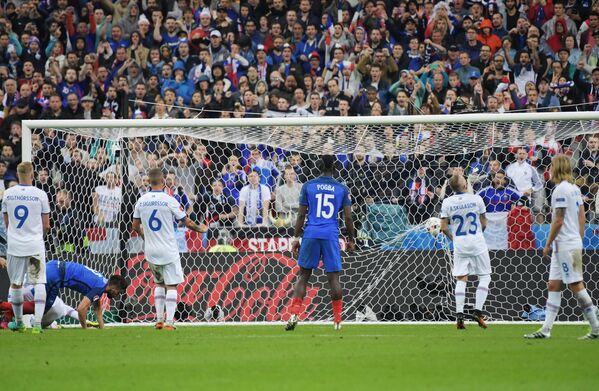 Игровой момент матча 1/4 финала чемпионата Европы по футболу - 2016 Франция - Исландия