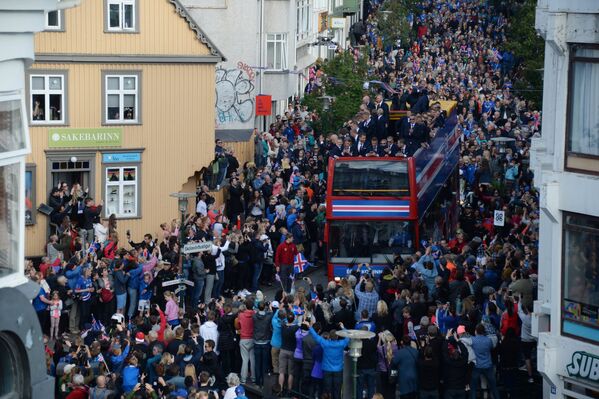 Исландские болельщики встречают футболистов сборной страны в Рейкьявике