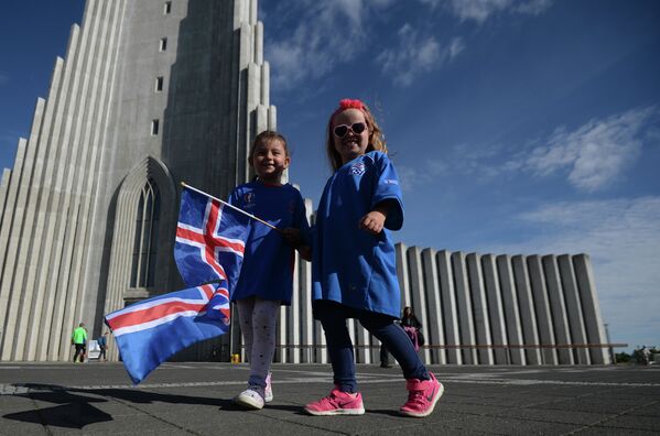 Юные исландские болельщики встречают футболистов сборной страны в Рейкьявике