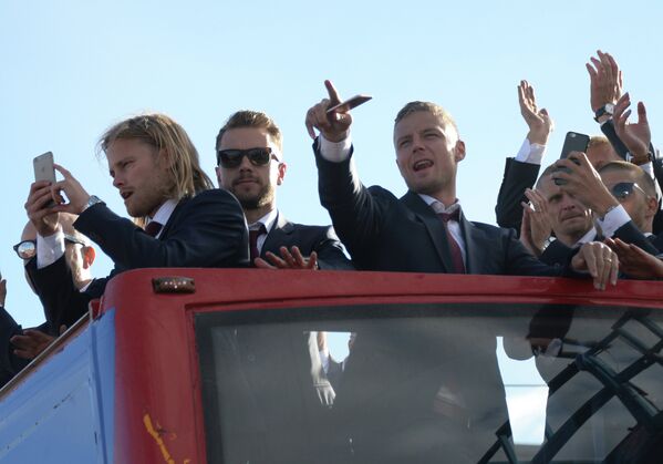 Футболисты сборной Исландии Биркир Бьярнасон, Кари Арнасон и Рагнар Сигурдссон (слева направо)