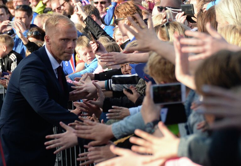 Футболист сборной Исландии Эйдур Смари Гудйонсен (слева) и болельщики сборной