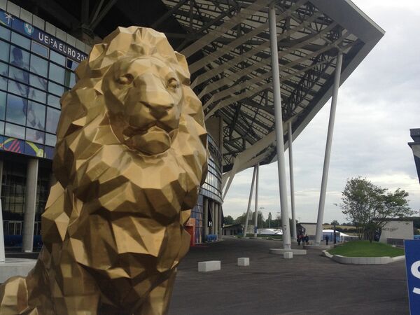 Статуя льва перед стадионом в Лионе