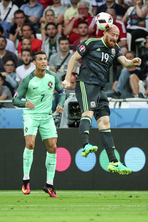 Нападающий сборной Португалии Криштиану Роналду (слева) и защитник сборной Уэльса Джеймс Коллинз