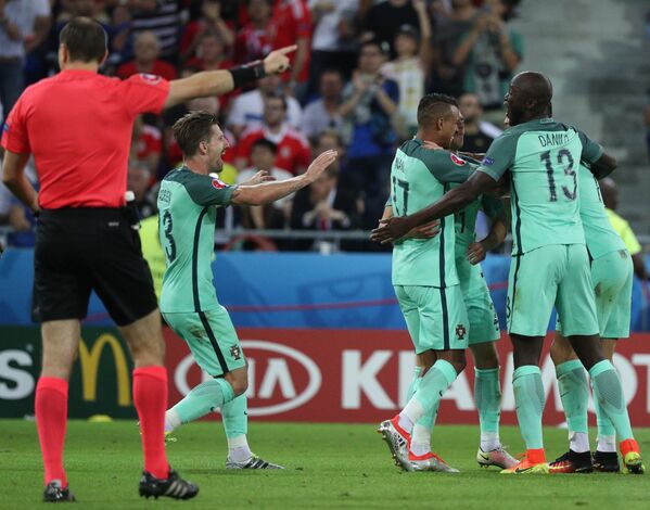 Футболисты сборной Португалии радуются забитому мячу