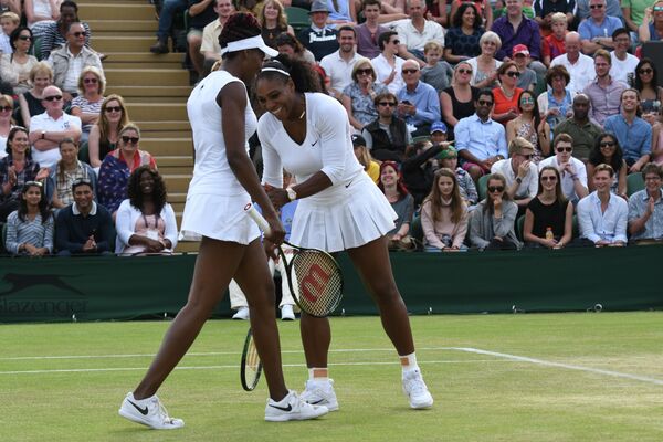 Винус Уильямс и Серена Уильямс (слева направо) на Уимблдонском теннисном турнире