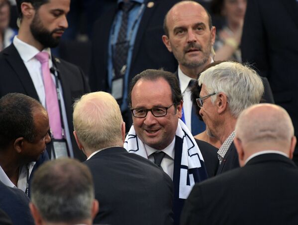 Президент Франции Франсуа Олланд (в центре)