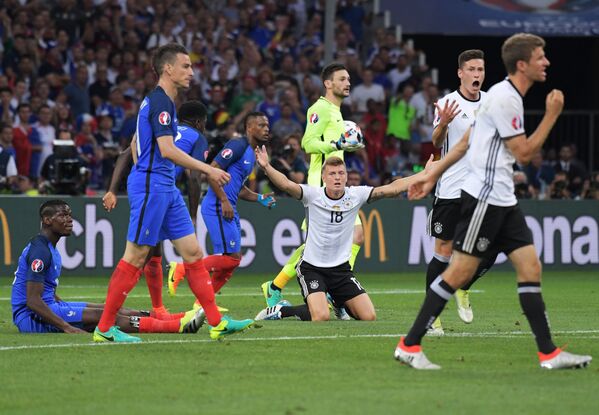 Игровой момент матча 1/2 финала чемпионата Европы по футболу - 2016 Германия - Франция