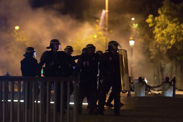 Столкновение французской полиции с болельщиками