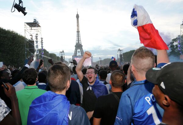 Болельщики сборной Франции в фан-зоне у Эйфелевой башни