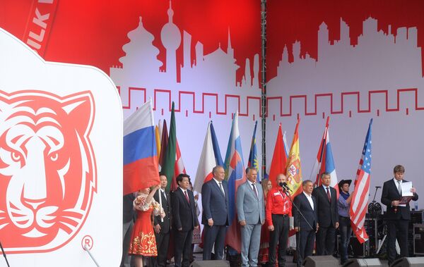 Почетные гости во время церемонии старта ралли Шелковый путь - 2016