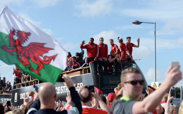 Фанаты встречают сборную Уэльса по футболу