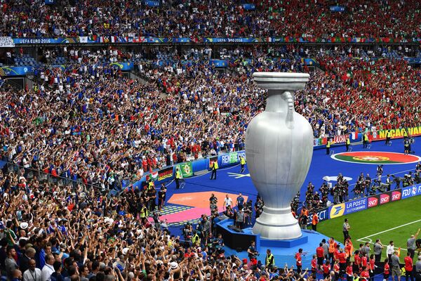 Муляж кубка чемпионата Европы по футболу - 2016