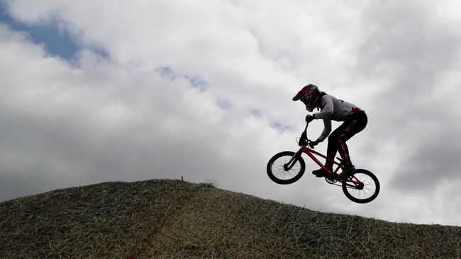 Велогонщица в дисциплине BMX