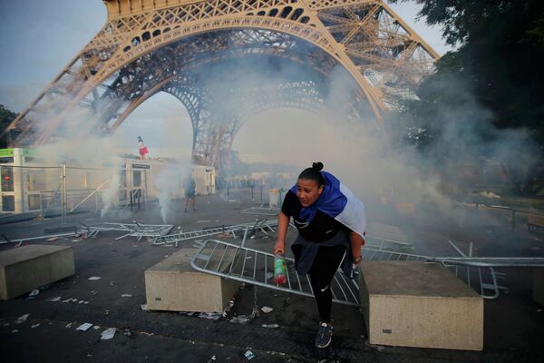 Полиция применила слезоточивый газ против болельщиков в фан-зоне у Эйфелевой башни в Париже