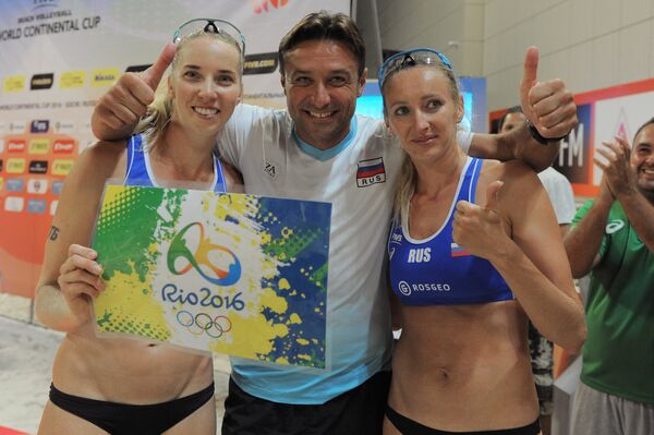 Евгения Уколова (слева), Екатерина Бирлова и главный тренер женской сборной России по пляжному волейболу