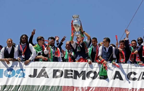 Футболисты сборной Португалии во время празднования в Лиссабоне в честь победы на чемпионате Европы