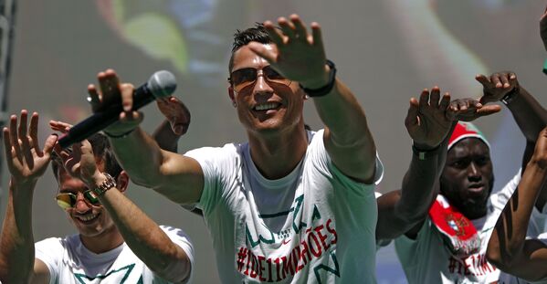 Нападающий сборной Португалии Криштиану Роналду во время празднования в Лиссабоне в честь победы на чемпионате Европы