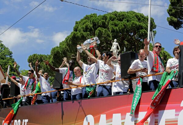 Футболисты сборной Португалии во время празднования в Лиссабоне в честь победы на чемпионате Европы