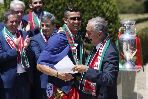 Нападающий сборной Португалии Криштиану Роналду и президент страны Марселу Ребелу ди Созе (слева направо)
