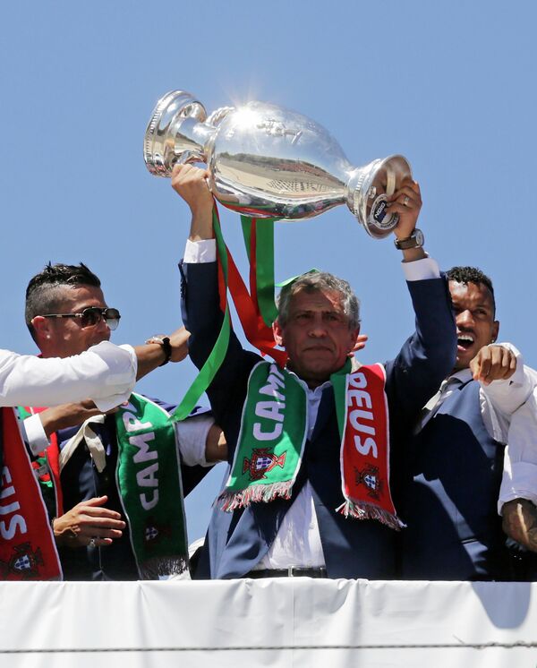 Главный тренер сборной Португалии Фернанду Сантуш с трофеем за победу на чемпионате Европы