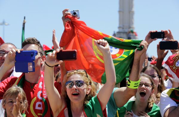 Болельщики сборной Португалии приветствуют футболистов национальной команды после победы на чемпионате Европы