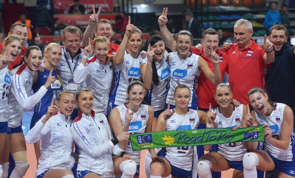 Волейболистки и тренеры сборной России радуются победе