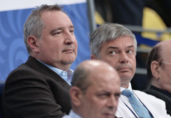 Заместитель председателя правительства РФ Дмитрий Рогозин (слева)