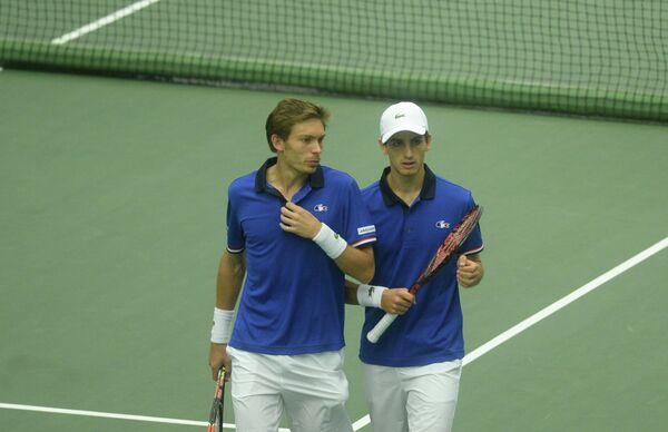 Теннисисты сборной Франции Николя Маю и Пьер-Юг Эрбер (слева направо)