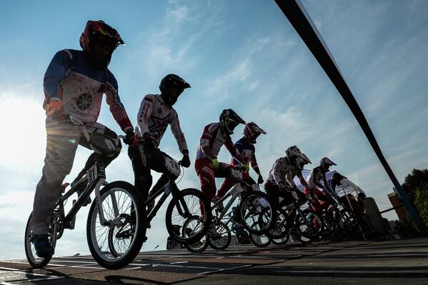 Спортсмены на старте заезда на чемпионате России по велоспорту BMX в Москве