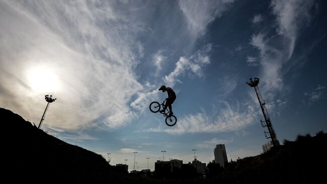 Спортсмен на чемпионате России по велоспорту BMX в Москве