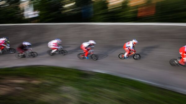 Спортсмены во время заезда на чемпионате России по велоспорту BMX в Москве