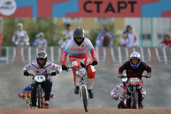 Евгений Комаров (в центре) на чемпионате России по велоспорту BMX в Москв