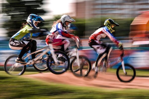 Спортсменки во время заезда на чемпионате России по велоспорту BMX в Москве