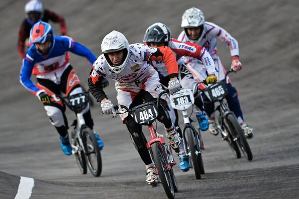 Александр Завьялов (в центре) на чемпионате России по велоспорту BMX в Москве