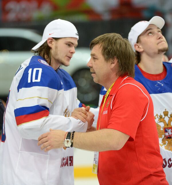 Нападающий сборной России Виктор Тихонов (слева) и главный тренер сборной России Олег Знарок