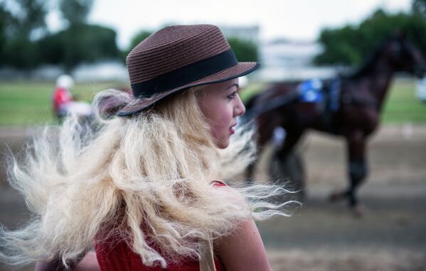 Зрительница во время конно-спортивных соревнований Большой Сибирский круг в Омске