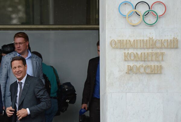Александр Жуков (слева) у здания Олимпийского комитета России