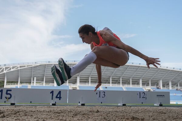 Екатерина Конева во время соревнований в тройном прыжке среди женщин Кубка России по легкой атлетике