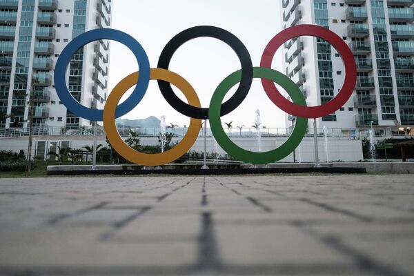Олимпийские кольца в олимпийской деревне Игр в Рио-де-Жанейро