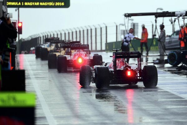 Пилоты Формулы-1 ожидают старта Гран-при Венгрии, отложенного из-за дождя